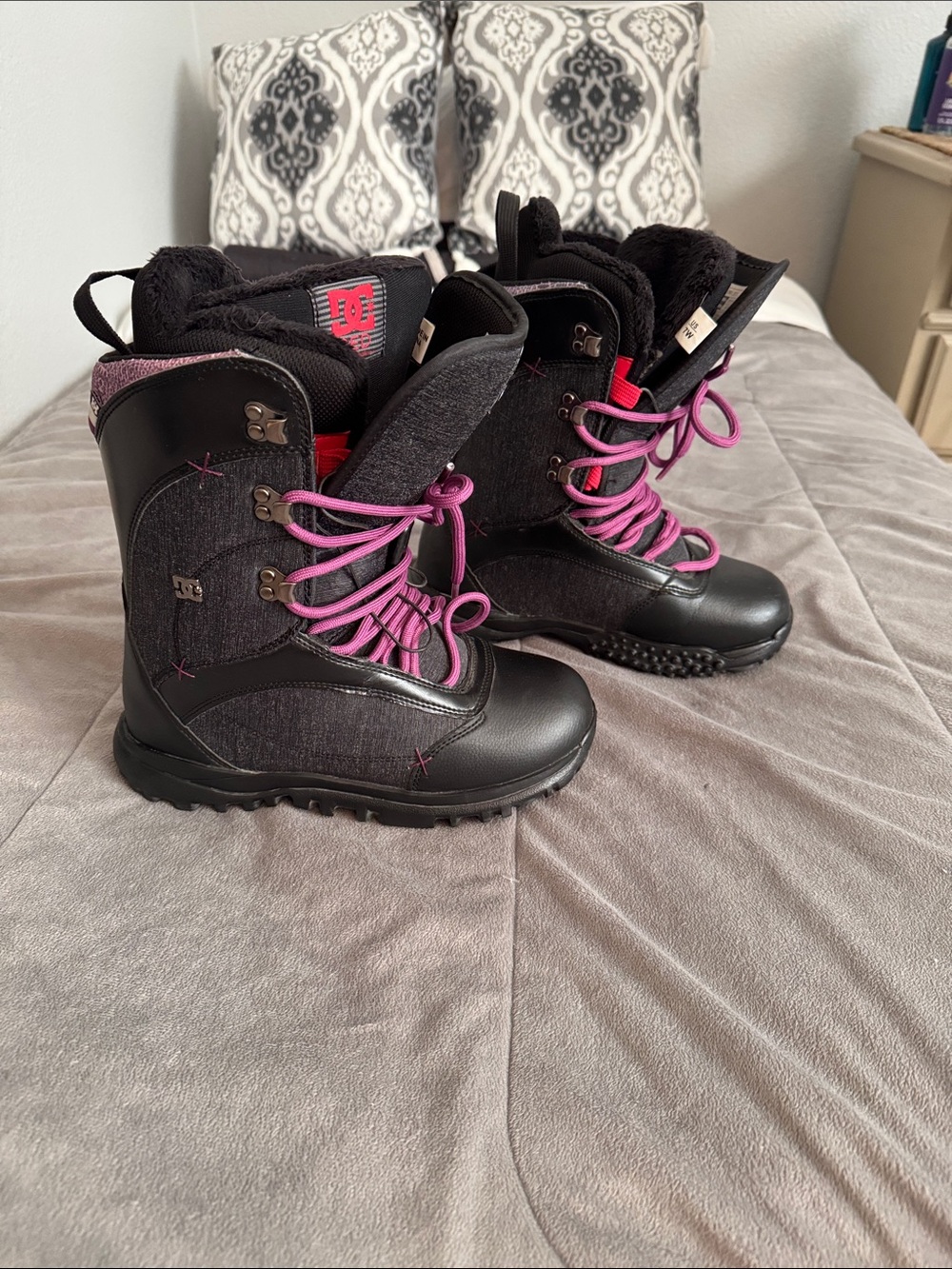 DC Black Snowboard Boots with Purple Laces boys unisex sz 7 W
